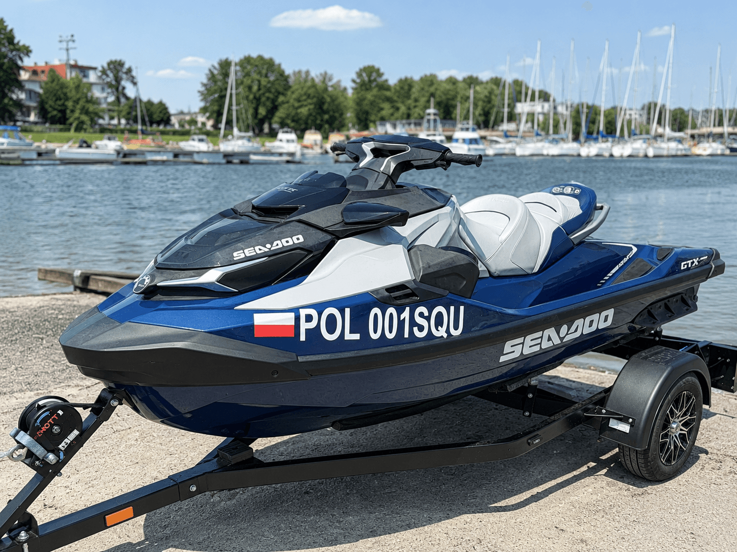 Sea-Doo GTX Limited 300 na przyczepie nad wodą
